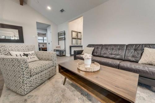 Cozy Oasis on Greenbelt and Pool in Lewisville, USA