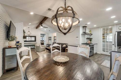 Cozy Oasis on Greenbelt and Pool in Lewisville, USA