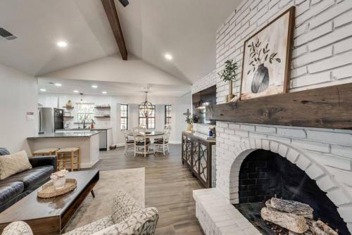 Cozy Oasis on Greenbelt and Pool in Lewisville, USA
