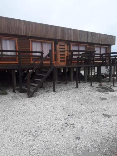CABAÑA LA CASONA, salón, comedor y cocina amplia, con baño en la habitación y uno adicional, se alcanzan a ver las islas y el mar