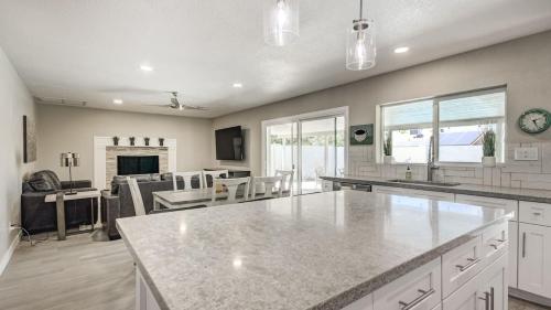 Tempe Remodel w Sparkling Pool and Game Room - image 10