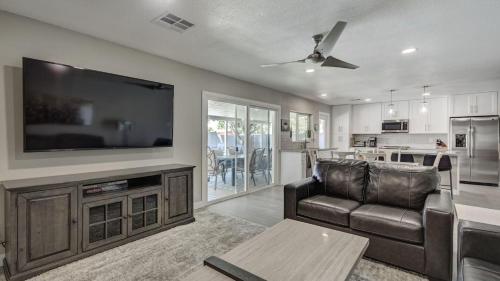 Tempe Remodel w Sparkling Pool and Game Room - image 5