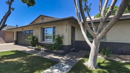Tempe Remodel w Sparkling Pool and Game Room - main image
