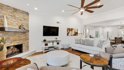 Luxe Central Scottsdale 4 Bdrm w/ Backyard Oasis! - Tap to explore photos