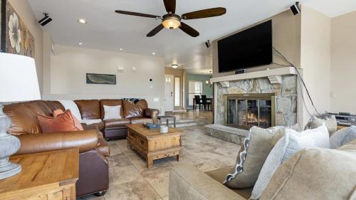 บริการและสิ่งอำนวยความสะดวก, Fountain HiIls 4 Bdrm wBreathtaking Views & Pool in ฟาวเท่นฮิลล์