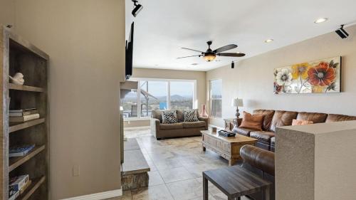 บริการและสิ่งอำนวยความสะดวก, Fountain HiIls 4 Bdrm wBreathtaking Views & Pool in ฟาวเท่นฮิลล์