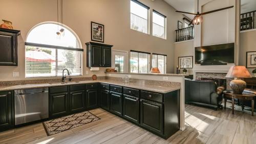 Spectacular Golf Course Home with Pool and Views - image 4