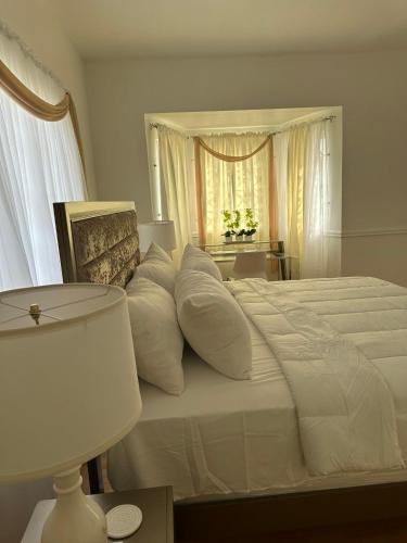Eagles Nest Villa House AC TV WIFI Fan Luxury Modern in Poor Mans Corner