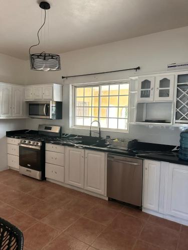 virtuve, Eagles Nest Villa House AC TV WIFI Fan Luxury Modern in Poor Mans Corner