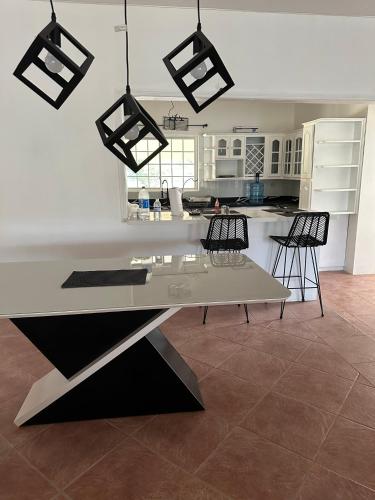 virtuve, Eagles Nest Villa House AC TV WIFI Fan Luxury Modern in Poor Mans Corner