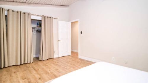 North Phoenix 6 Bdrm w Guest House and Htd Pool - image 3