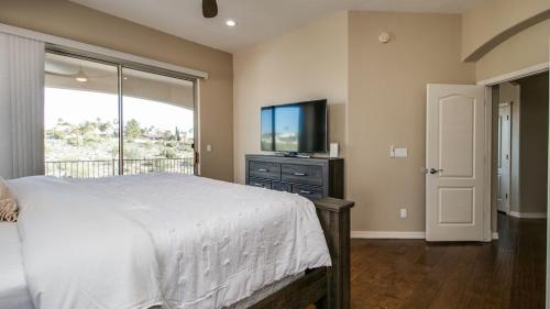 Fabulous 4-Bdrm WBreathtaking Views & Pool