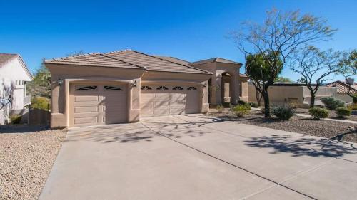 Fabulous 4-Bdrm WBreathtaking Views & Pool