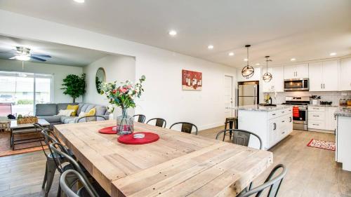 Amazing Modern Remodel Near Old Town with HEATED Pool - image 3
