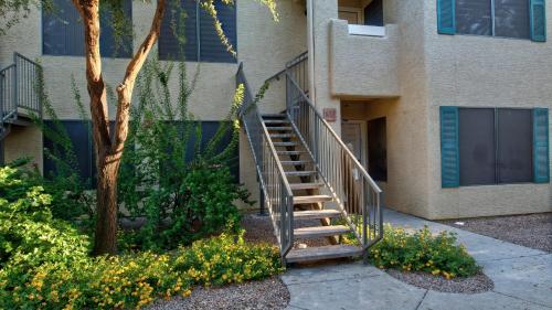 Gorgeous Upgraded Scottsdale Condo thumb 4