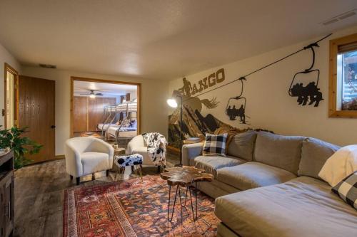 Luck Lodge {Spacious, hot tub, 10m from downtown} in Durango, USA
