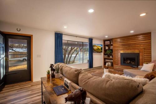 Luck Lodge {Spacious, hot tub, 10m from downtown} in Durango, USA