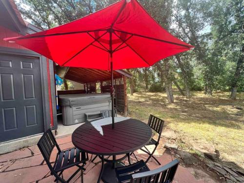 Luck Lodge {Spacious, hot tub, 10m from downtown} in Durango, USA