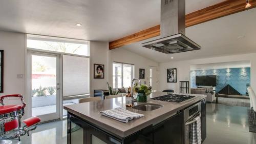 บริการและสิ่งอำนวยความสะดวก, Vintage Charm w Modern Comforts Pool and Hot Tub in นอร์ทฟีนิกซ์