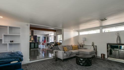 Vintage Charm w Modern Comforts Pool and Hot Tub - image 2