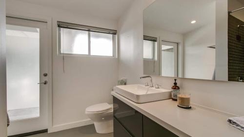 Vintage Charm w Modern Comforts Pool and Hot Tub - image 12