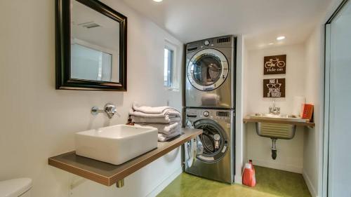 Vintage Charm w Modern Comforts Pool and Hot Tub - image 7