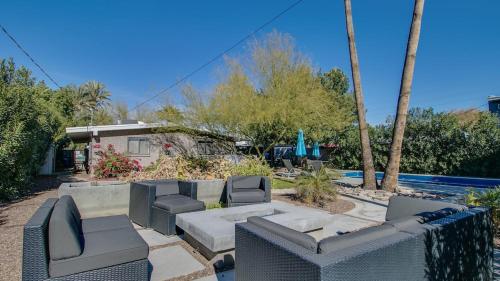 Vintage Charm w Modern Comforts Pool and Hot Tub - image 10