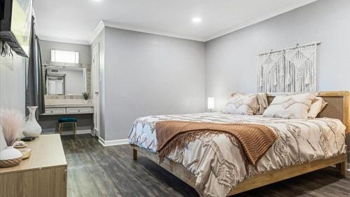 Beautiful 2-Bdrm 2-Bath in Old Town Scottsdale thumb 4