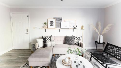 Stylish Old Town 2 bdrm ground floor Condo - main image