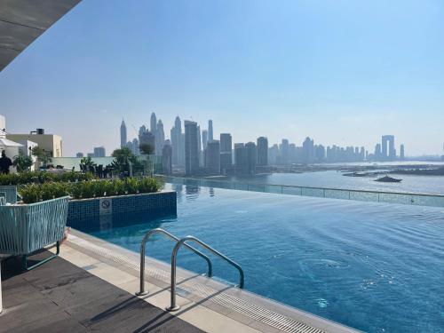 Seven Palm, Private beach, Infinity Pool, High Floor 3BDR, Dubaj