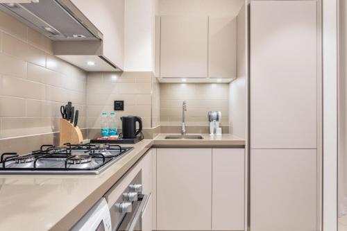 STAY BY LATINEM Luxury 1BR Holiday Home CVR A1504 near Burj Khalifa, Dubái (foto 7)