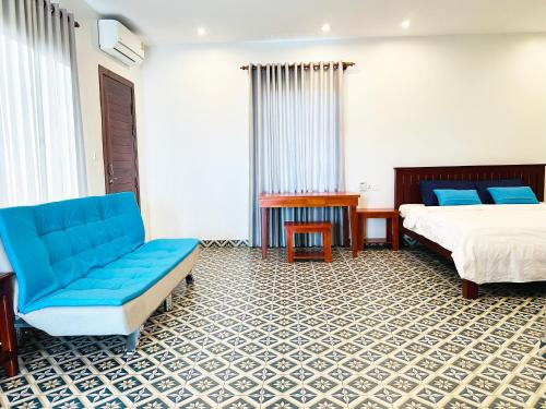 1 queen bed, 1 sofa bed