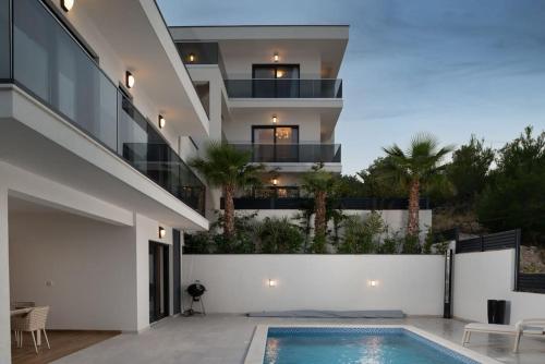 NEW ! Villa Palm Bay 1 & 2 with two heated pool - near sea – khách sạn tại Razanj