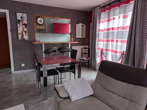 Meublé Fournier tout confort avec Wifi - Apartment - Néris-les-Bains