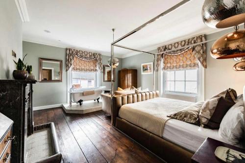 Luxury Georgian House With Sauna Sleeps 19-23 in 哈爾斯頓