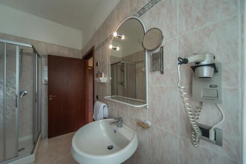 Hotel Columbus sul Lago - image 2