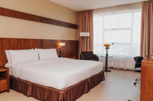 Standard King Room image 2