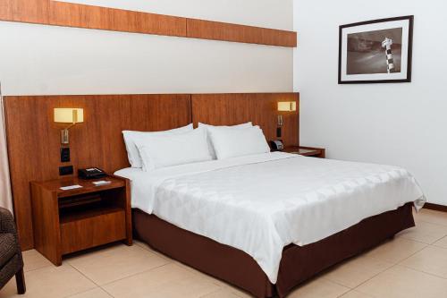 Standard King Room image 3