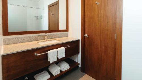 Standard King Room with City View image 7