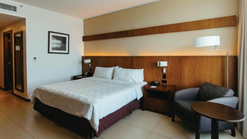 Standard King Room image 5
