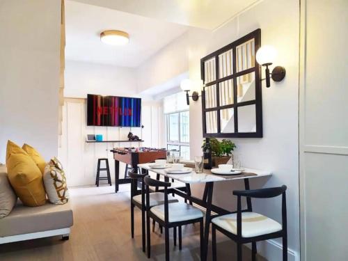 BGC - Two Bedroom Condo with Game Room high speed WiFi, Manila