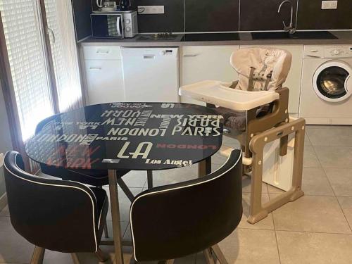 virtuve, Logement à l’Orée du bois (Logement a l’Oree du bois) in Verrens-Arvey