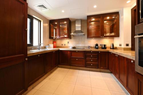 Downtown Gem - 2BR near Dubai Mall and Burj Khalifa, Dubai (photo 10)
