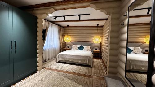 1 queen bed, 2 sofa beds