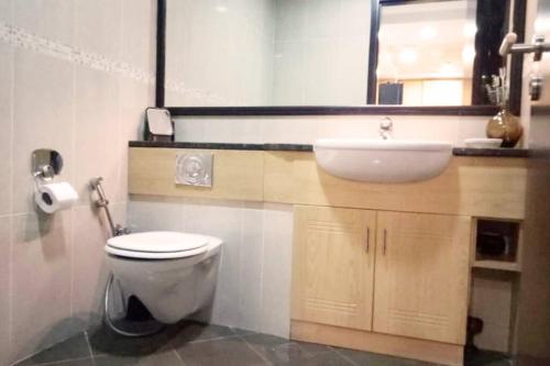 Full lake View 1bk Apartment in JLT 4 ppl early & late check in 10mn to Marina metro station - image 11