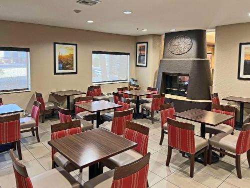 อาหารและเครื่องดื่ม, คอมฟอร์ท สวีทส์ พีเรีย สปอร์ต คอมเพล็กซ์ (Comfort Suites Peoria Sports Complex) near ศูนย์กีฬาครบวงจรพีโอเรีย
