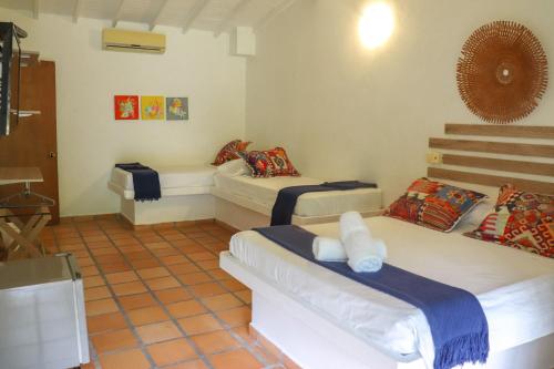 1 queen bed, 2 twin beds