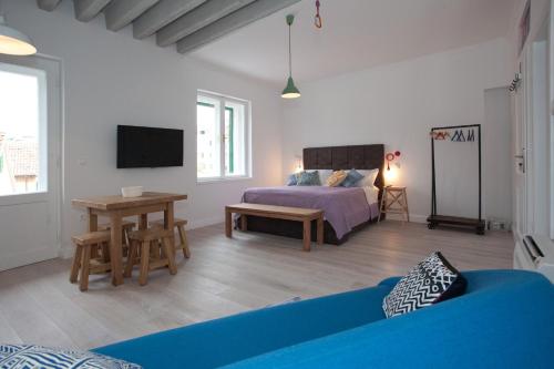 Stylish Theatre Apartments - main image