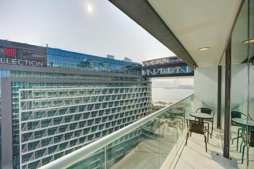 Seven Palm 1 Bed with Rooftop Infinity Pool, Дубай