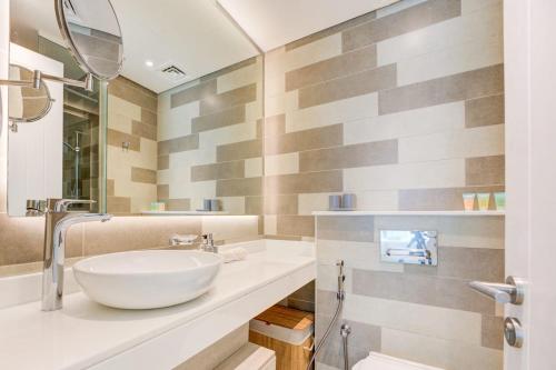 Seven Palm 1 Bed with Rooftop Infinity Pool - image 8
